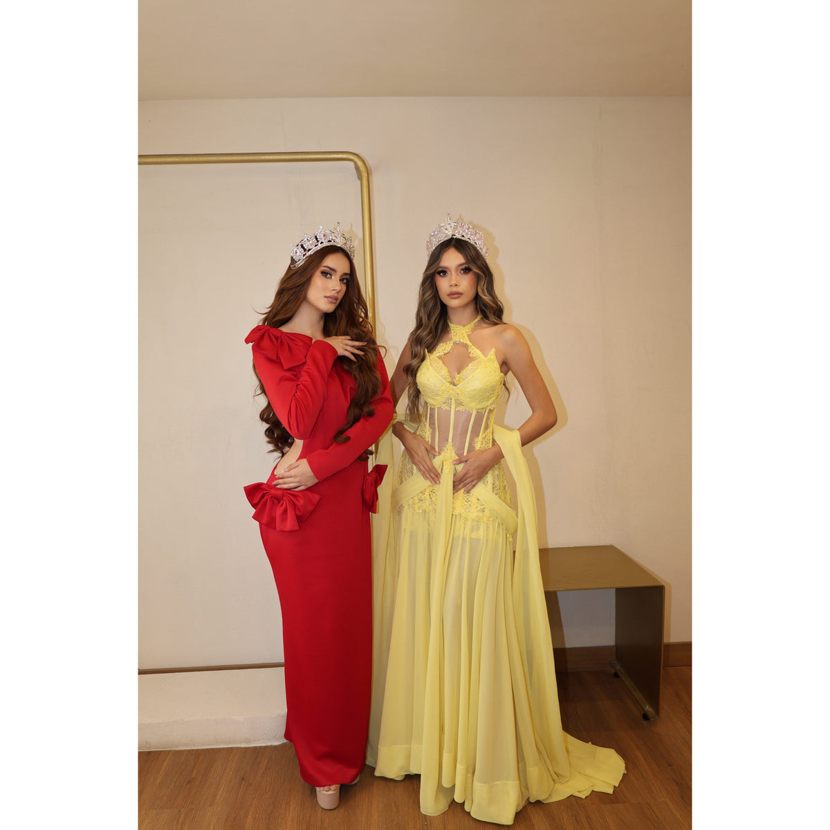 Modelo Moño Rojo y Modelo Isabel Renta